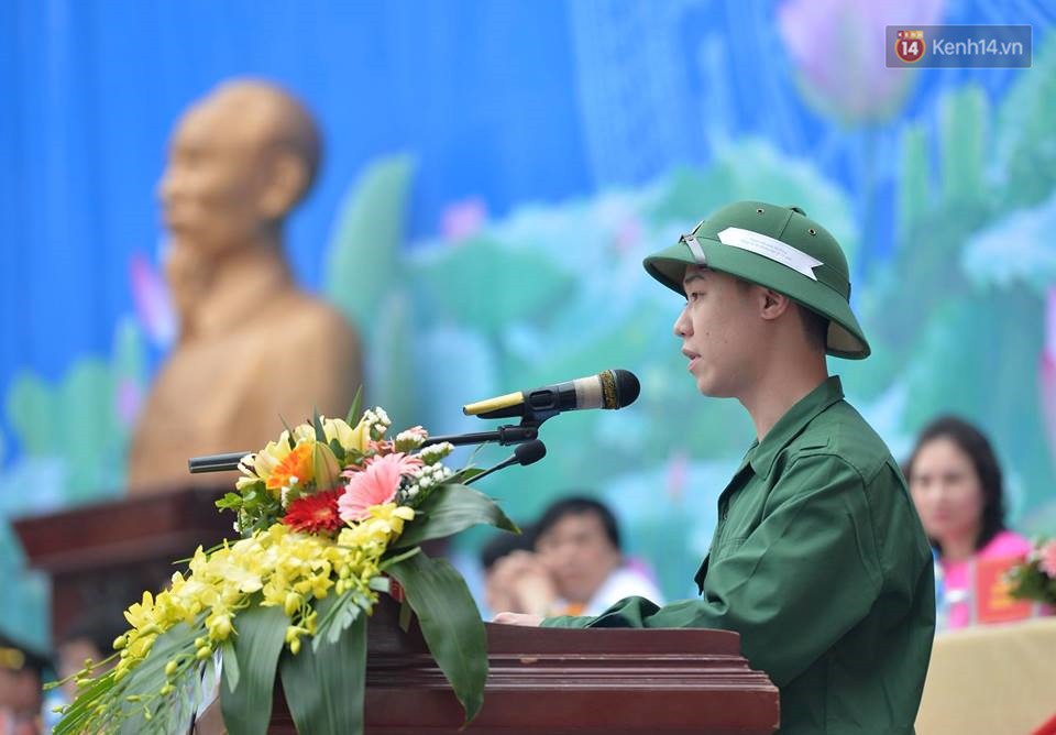 Những giọt nước mắt bịn rịn của người thân ngày tiễn tân binh lên đường nhập ngũ